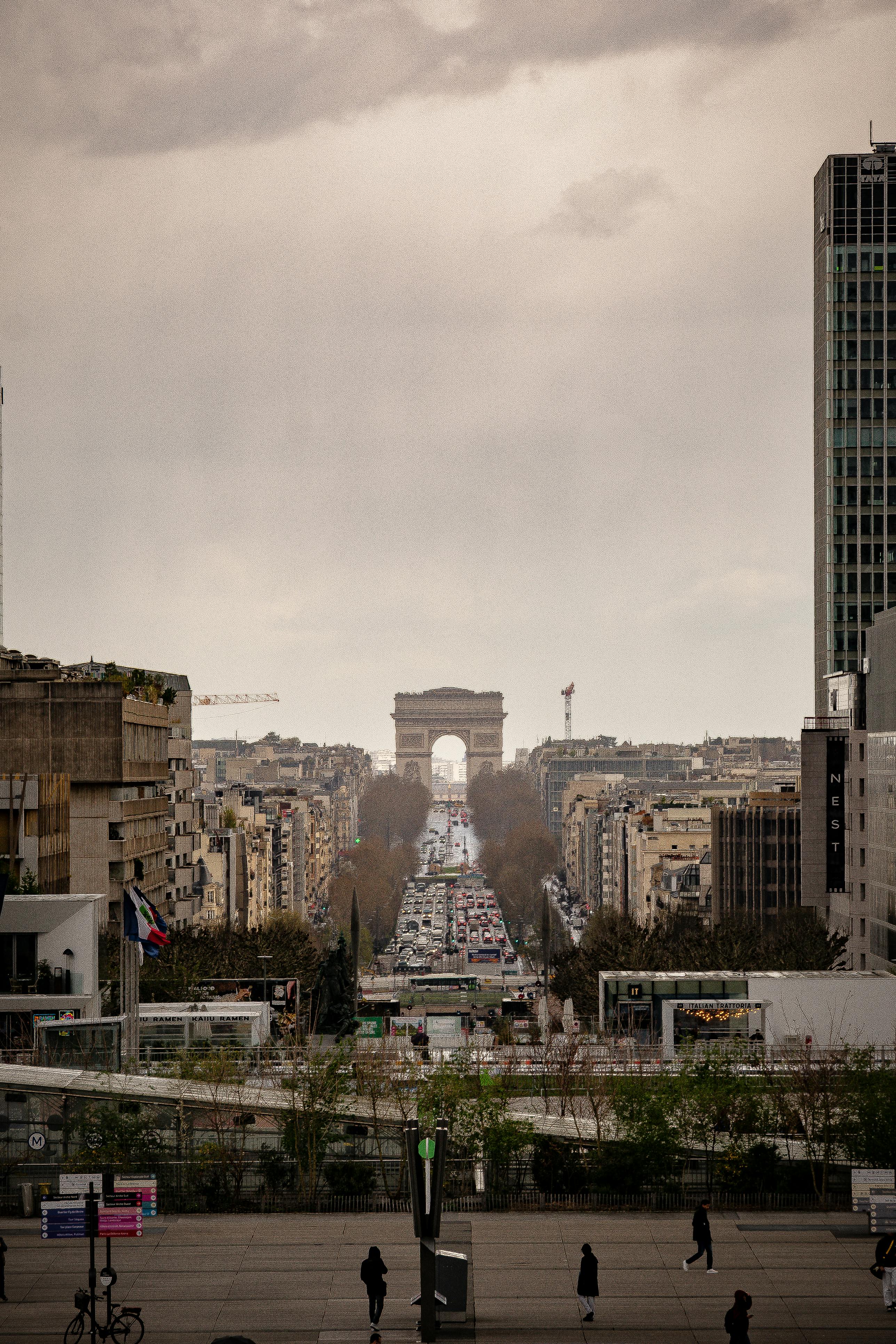 Average salary in France – Paris skyline
